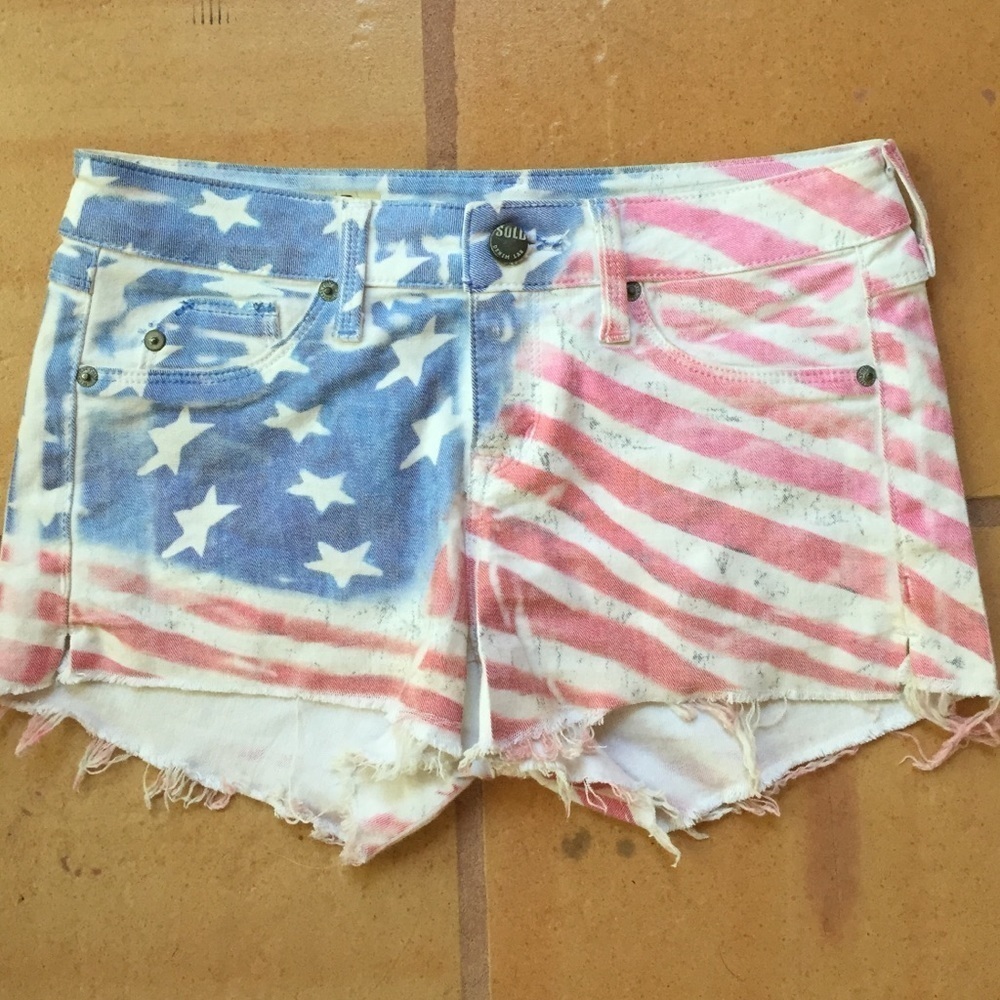 Patriotic distressed cut off short